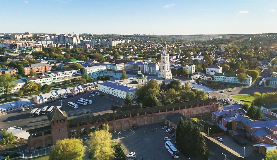 Фрагмент юго-восточной стены Коломенского кремля. На втором плане Церковь Иоанна Богослова на площади Двух Революций.