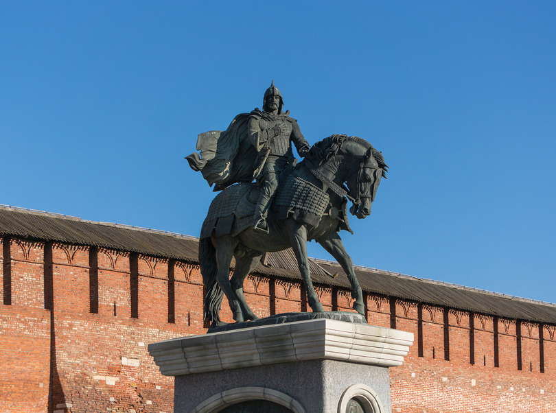 Памятник Дмитрию Донскому перед Маринкиной башней Коломенского кремля