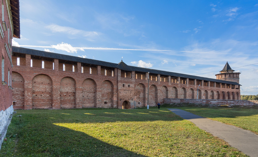 Внутренняя сторона западной стены Коломенского кремля с Михайловскими воротами со стороны Успенского Брусненского монастыря