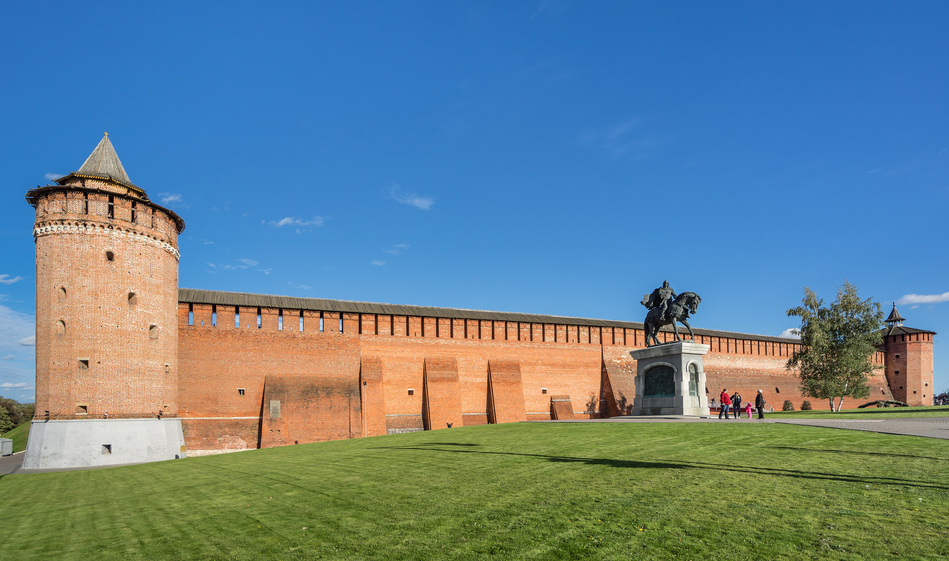 Западная стена Коломенского кремля и слева Маринкина башня